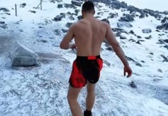 MAJKO MILA, DA LI JE NORMALAN? Skinuo se u ŠORTS na -37°C, a onda uradio OVO – LJUDI U ŠOKU GLEDAJU SNIMKE!