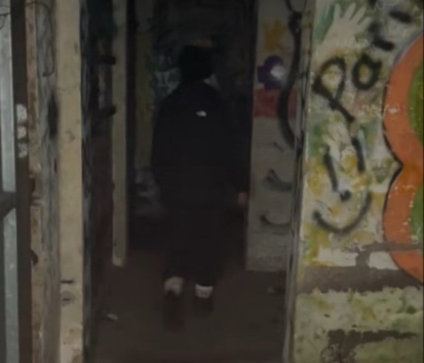 ŠETNJA ŠUMOM PRETVORILA SE U HOROR OTKRIĆE Na dnu blatnjave padine naišla na prizor koji ledi krv u žilama! (VIDEO)