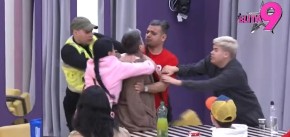 ODUZET JOJ MESEČNI HONORAR ZBOG JEZIVOG NASILJA Pljuvala cimera, pa skočila na njega, obezbeđenje hitno reagovalo 