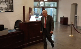 BRUTALNA PROVOKACIJA U VAŠINGTONU:  Novinar pitao Trampovog čoveka „Jesi li gej?“ (VIDEO)