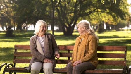 VIC DANA Sede dve bakice ispred zgrade...