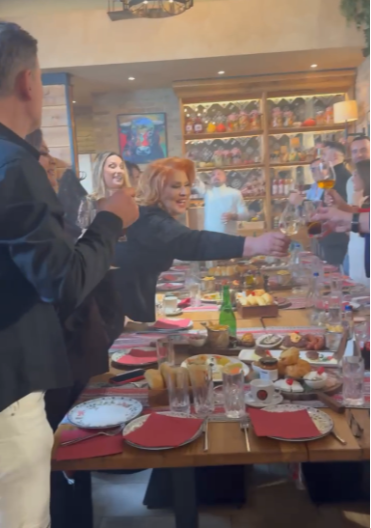 PEVAČICI POŠLO ZA RUKOM ONO ŠTO NIKOME NIJE Ujedinila kolege, prizor kakav se retko viđa (VIDEO)