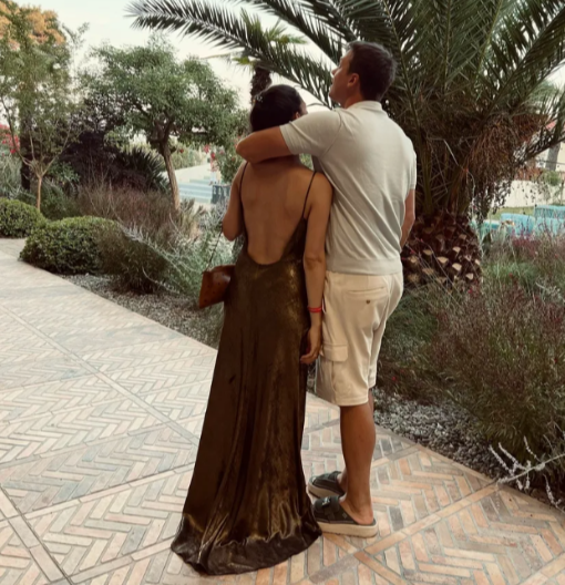 MUŽ VODITELJKE PINKA ZATEČEN U STANU SA NEPOZNATOM DEVOJKOM Odmah se oglasila, pokazala sve javno (FOTO)