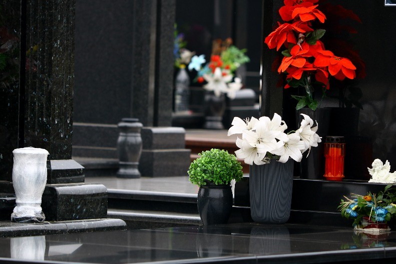 JKP „POGREBNE USLUGE“ BEOGRAD PODSEĆA SUGRAĐANE NA OBAVEZU ODRŽAVANJA SPOMENIKA NA PORODIČNIM GROBNIM MESTIMA