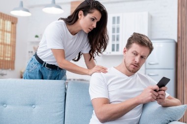 SUMNJATE DA VAS PARTNER VARA? Detektiv otkrio trik od 30 sekundi - ne zahteva špijuniranje telefona! 