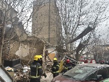 NEMA POVREĐENIH U OBRUŠAVANJU KUĆE U DŽORDŽA VAŠINGTONA: Oštećena parkirana vozila