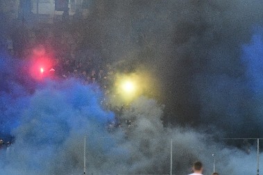 HAOS U HUMSKOJ Navijači Partizana polomili prozore na sudijskoj svlačionici!