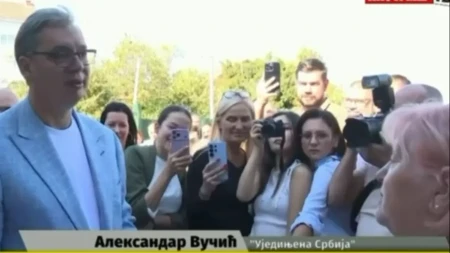 "A da vi preuzmete državu, sigurnije je!" Razgovor Vučića sa meštankom u Starom Slankamenu nasmejao sve