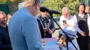 "Kako si ovo lepo napravio" Dečak poklonio Vučiću tri crteža (VIDEO)
