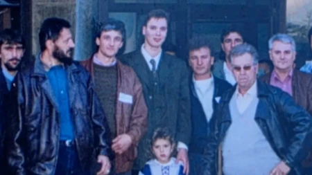 Vučiću dali sliku iz mladosti, a onda je usledila hit reakcija: „Majka bi rekla da sam bio lep“
