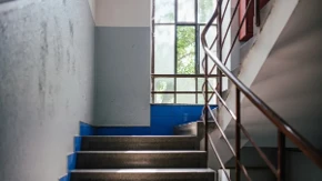 Da li smeju ormari i stvari u hodniku na poslednjem spratu - pravilo koje važi za celu zgradu