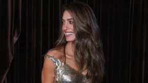 Zlato na njoj se presijava: Amal Kluni u nestvarnoj haljini sa resama očitala lekciju o glamuru!