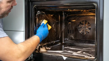Zaboravite na hemikalije! Dva sastojka iz kuhinje mogu da pomognu da rerna zablista, a već ih imate kod kuće