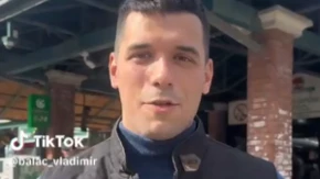 (VIDEO) Evo malo ruzmarina koji izluđuje blokadere: Student Vladimir Balać recitovao, pa krenuo da ga deli damama