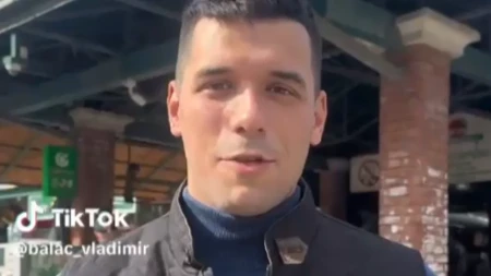 (VIDEO) Evo malo ruzmarina koji izluđuje blokadere: Student Vladimir Balać recitovao, pa krenuo da ga deli damama