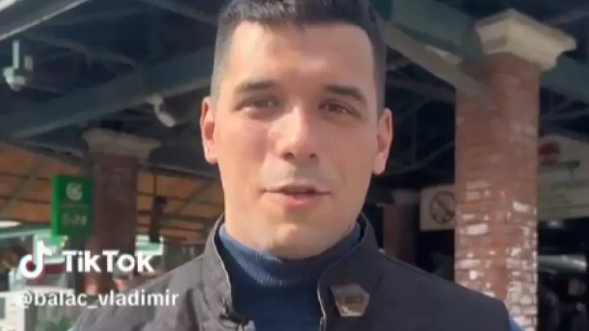 (VIDEO) Evo malo ruzmarina koji izluđuje blokadere: Student Vladimir Balać recitovao, pa krenuo da ga deli damama