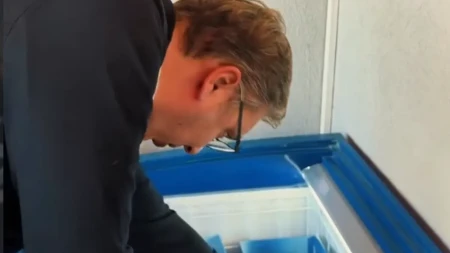 (VIDEO) „Sasvim obična kupovina“: Vučić u seoskoj prodavnici birao sladolede i hladno piće