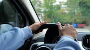 Vozači, ovo vam uništava novčanik! Jedna navika za volanom tera automobil da troši mnogo više goriva