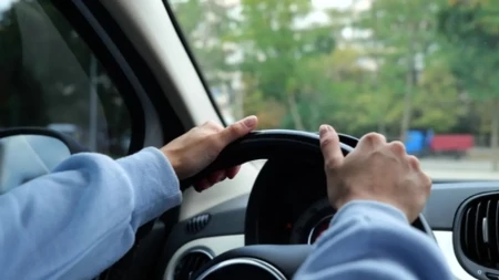 Vozači, ovo vam uništava novčanik! Jedna navika za volanom tera automobil da troši mnogo više goriva
