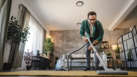 Trik za usisivač koji će vas oduševiti: Ne treba vam skupo sredstvo, već predmet koji svi imamo kod kuće!