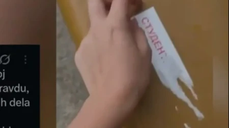 Deca skidaju blokaderske nalepnice! Građani oduševljeni: Tako se voli zemlja! (VIDEO)