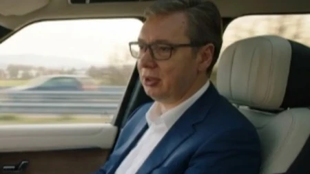 Hit! Vučić ušao porodici u automobil, pa poručio: Jedini pravi put je naš, srpski put (VIDEO)