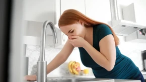 Smrad iz odvoda je nepodnošljiv kad pada kiša? Vodoinstalater Mića ima trik od 100 dinara