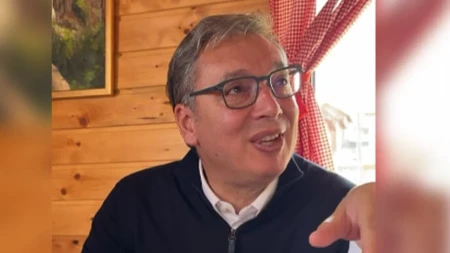 Toliko o tome ko je jači pol! Vučić nasmejao sve za kafanskim stolom - Evo ko je naručio rakiju, a ko pivo (VIDEO)