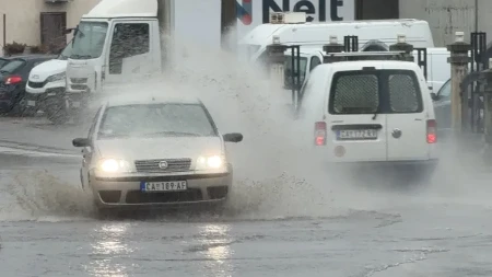 Potop na ulicama Čačka, vozila jedva prolaze: Jaka kiša koja je padala tokom noći napravila problem