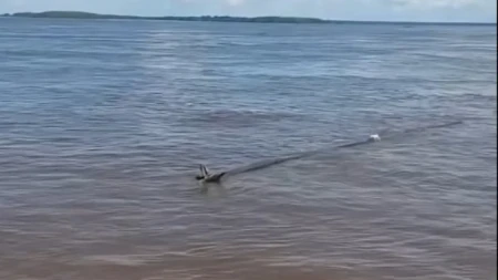 Ribari ugledali belu tačku usred ogromne reke: Kada su prišli bliže, zanemeli su od šoka – a onda je počela prava drama (VIDEO)