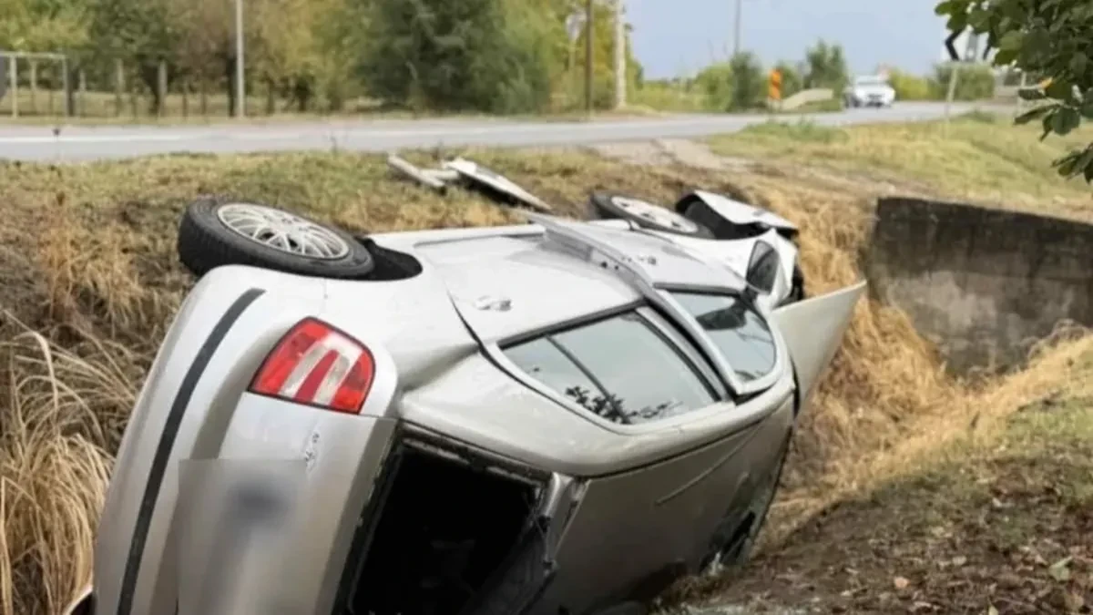 Automobil završio prevrnut u kanalu kod Novog Sada: Vozilo demolirano, delovi na sve strane