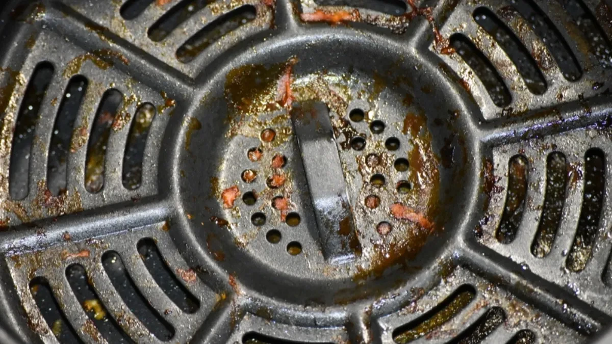 Problem rešen za 5 minuta: Ubacite ovaj sastojak u fritezu i sva masnoća će se otopiti sama - bez ribanja