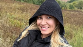 Naša voditeljka bere šipurak u rodnom selu: Pokazala lice bez trunke šminke (FOTO)