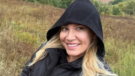 Naša voditeljka bere šipurak u rodnom selu: Pokazala lice bez trunke šminke (FOTO)