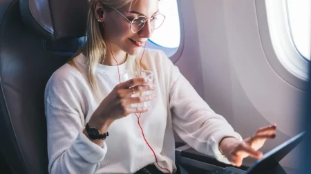 Internet na 10.000 metara - Wi-Fi radi i u avionu, neki putnici ga ne plaćaju