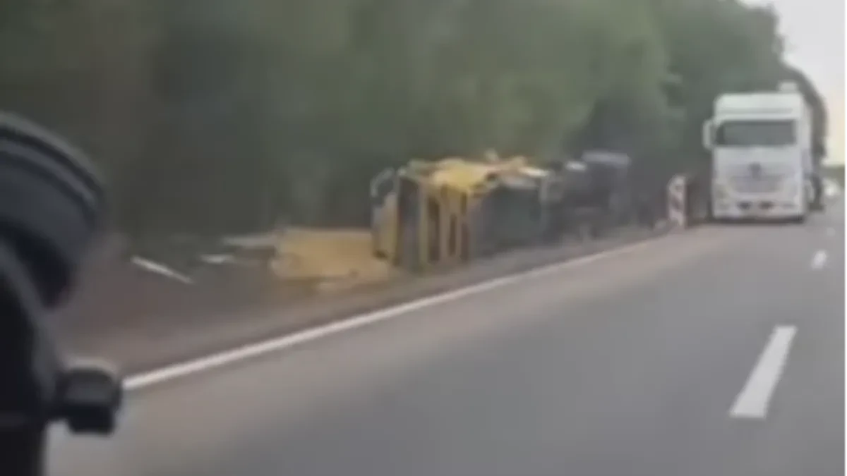 Prevrnuo se kamion između Kule i Crvenke: Saobraćaj u kolapsu