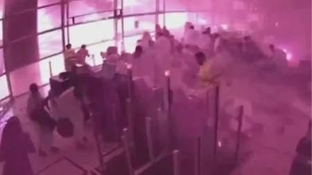 Trenutak horora na aerodromu u Rijadu! Snimak prikazuje udar, 13 mrtvih i više stotina povređenih! (VIDEO)
