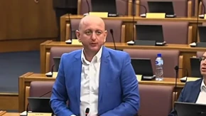„Odlučili ste da igrate na grobu generala Mladića!“ Knežević zagrmeo u Skupštini Crne Gore: „Nećemo pljunuti na naše heroje zbog Brisela!“