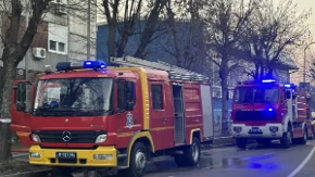 Požar u centru Kraljeva: Dve osobe se nagutale dima, vatrogasci na terenu