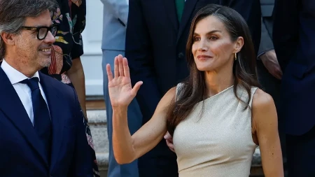 Gde god se pojavi, ona održi po jednu modnu lekciju: Spoj pantalona sa efektnom bluzom kraljice Leticije svaka žena u Srbiji može da iskopira