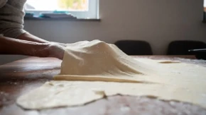Mogu da ga razvlače i oni koji to nikada nisu radili: Kako da testo za pitu ne puca, ovaj sastojak pravi da bude baš, baš elastično
