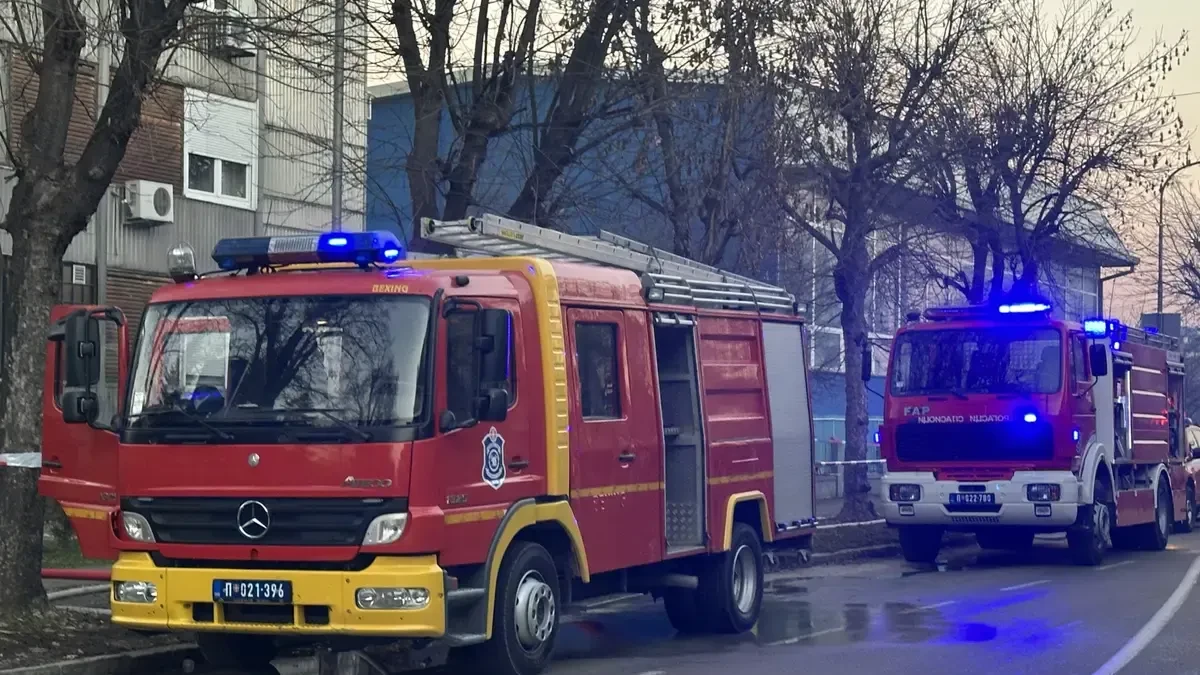 Drama u Surčinu! Čula se eksplozija, pa buknuo požar: Vatrogasci se bore sa vatrenom stihijom