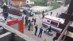 Poznato stanje devojke poja je pala sa zgrade u Novom Pazaru: Hitno prebačena na hirurgiju