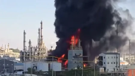 Ogroman požar u fabrici hemikalija: Evakuisano 7.000 radnika (VIDEO)