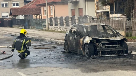 Maskirani muškarac polio skupoceni „volvo“ benzinom i zapalio ga! Vatra progutala još jedan automobil