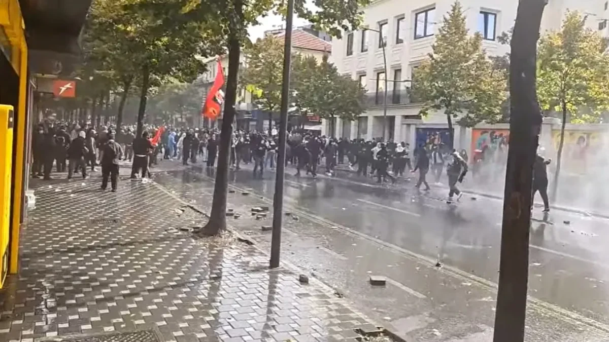 Napad maskiranih demonstranata, policija odgovorila suzavcem (VIDEO)
