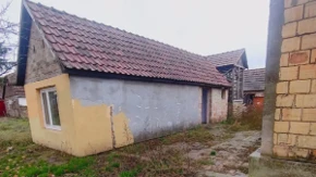 Za 13.500 evra prodaju se čak tri objekta kod Bečeja! Dve manje kuće, započeta gradnja, struja i voda