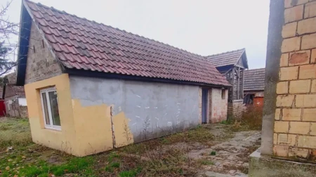 Za 13.500 evra prodaju se čak tri objekta kod Bečeja! Dve manje kuće, započeta gradnja, struja i voda