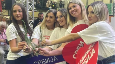 Lazarevac čeka Vučića: Grančice ruzmarina i jake parole pred veliki skup