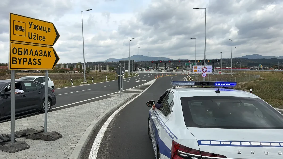 Holivudska potera na auto-putu kod Čačka: Divljao kombijem u kontrasmeru, probio rampu (FOTO) (VIDEO)